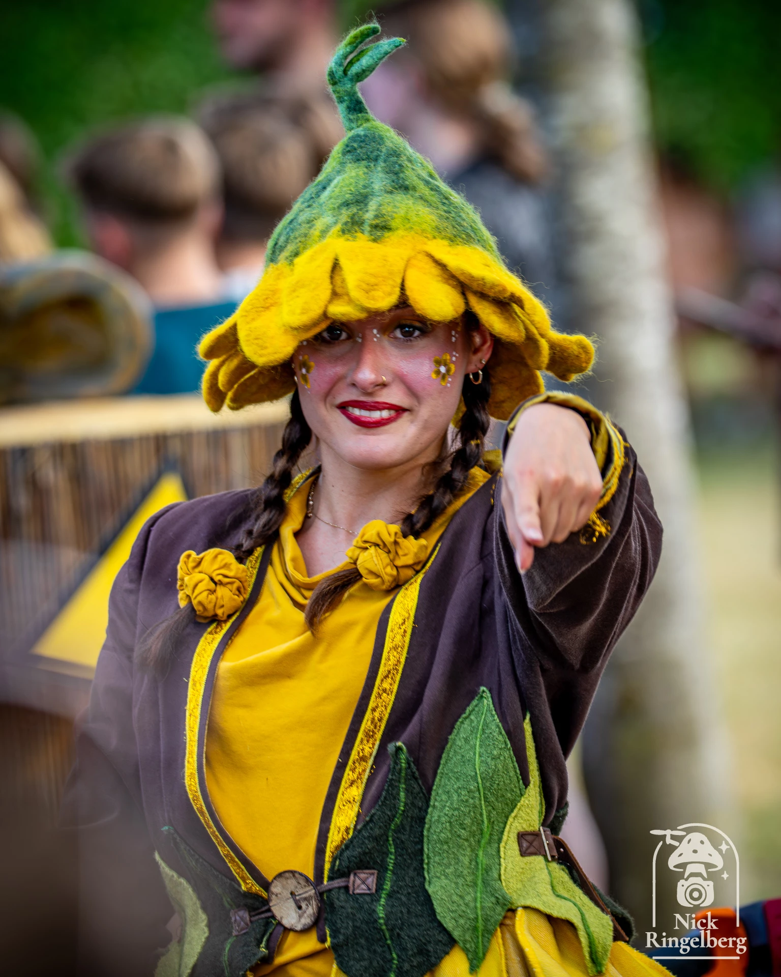 Deze medewerker stond er heel de dag met een glimlach! En nog enkele foto's van Toverland 25 jaar #toverland #werkenbijtoverland #toverland25 #themeparks