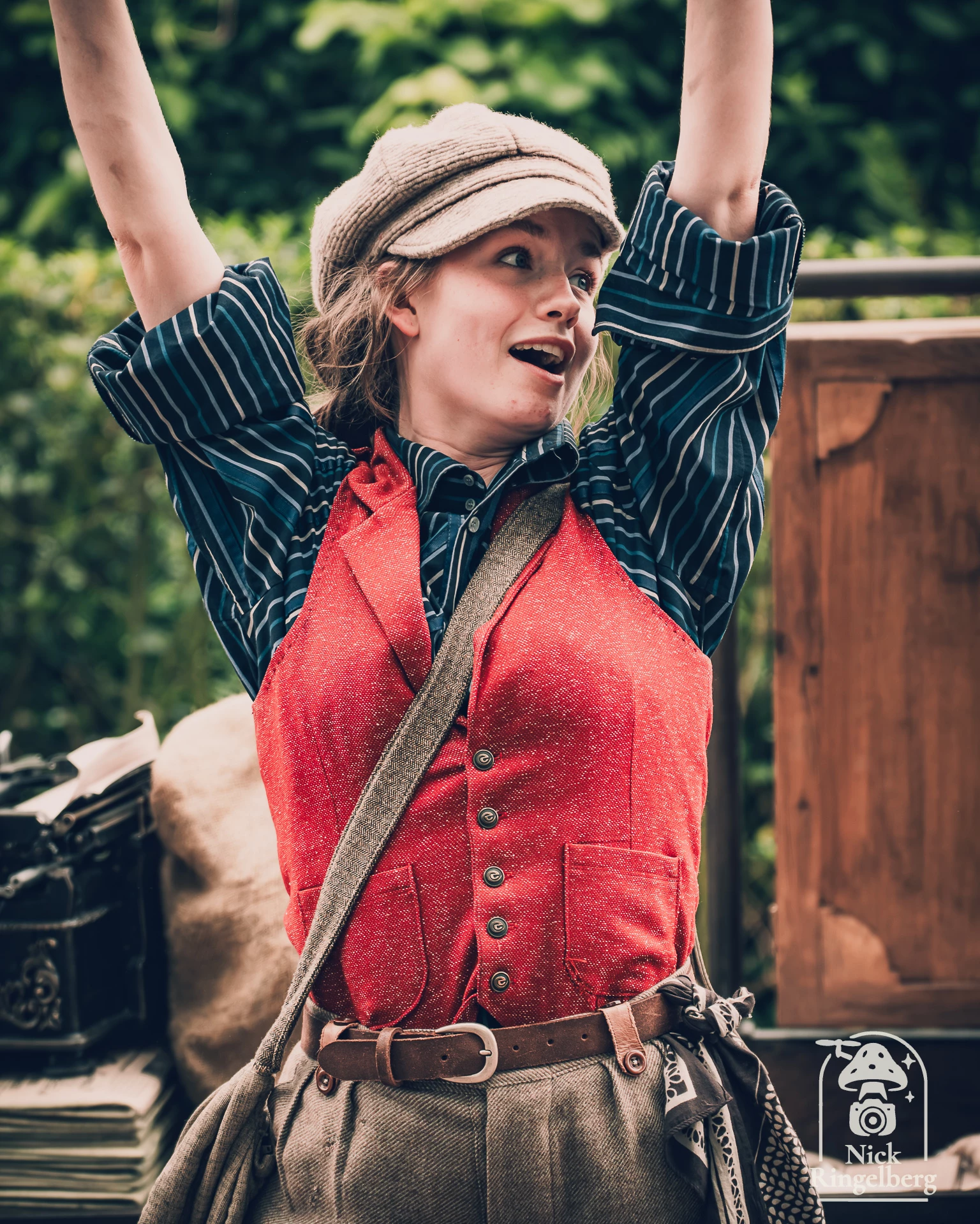 Extra! Extra! Bij Hooghmoed lopen de nieuwsverkopers rond op zoek naar sappige weetjes, roddels en natuurlijk goud. #Efteling #Hooghmoed #Baron1898 #EftelingFotografie #ThemeparkPhotography