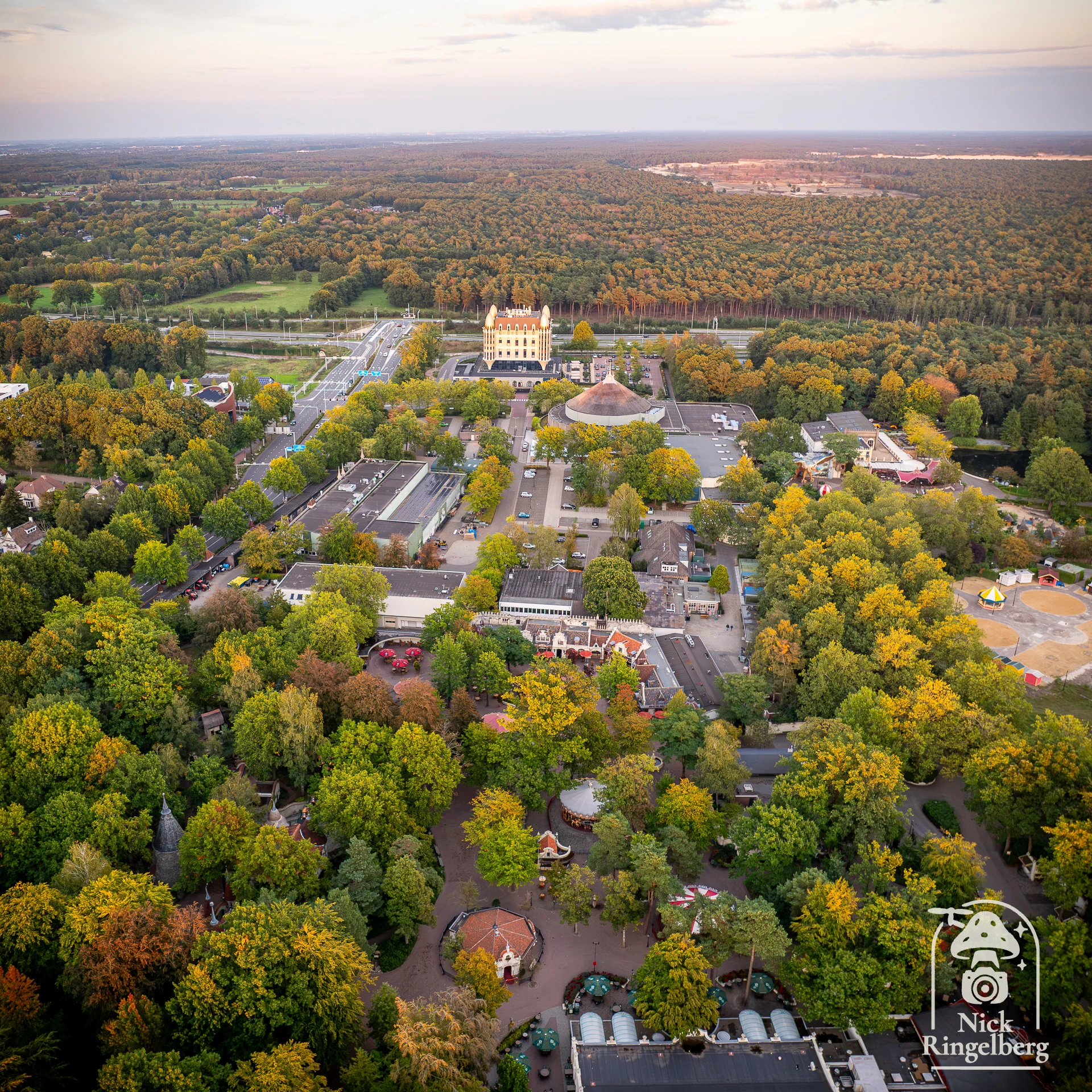 De Efteling is ook mooi van boven 😱❤️ Vertel mij je favo plekje in de wereld van de Efteling en ik ga een fotowalk maken op jullie suggesties. #efteling #themeparks #brabant #love #fotowalk