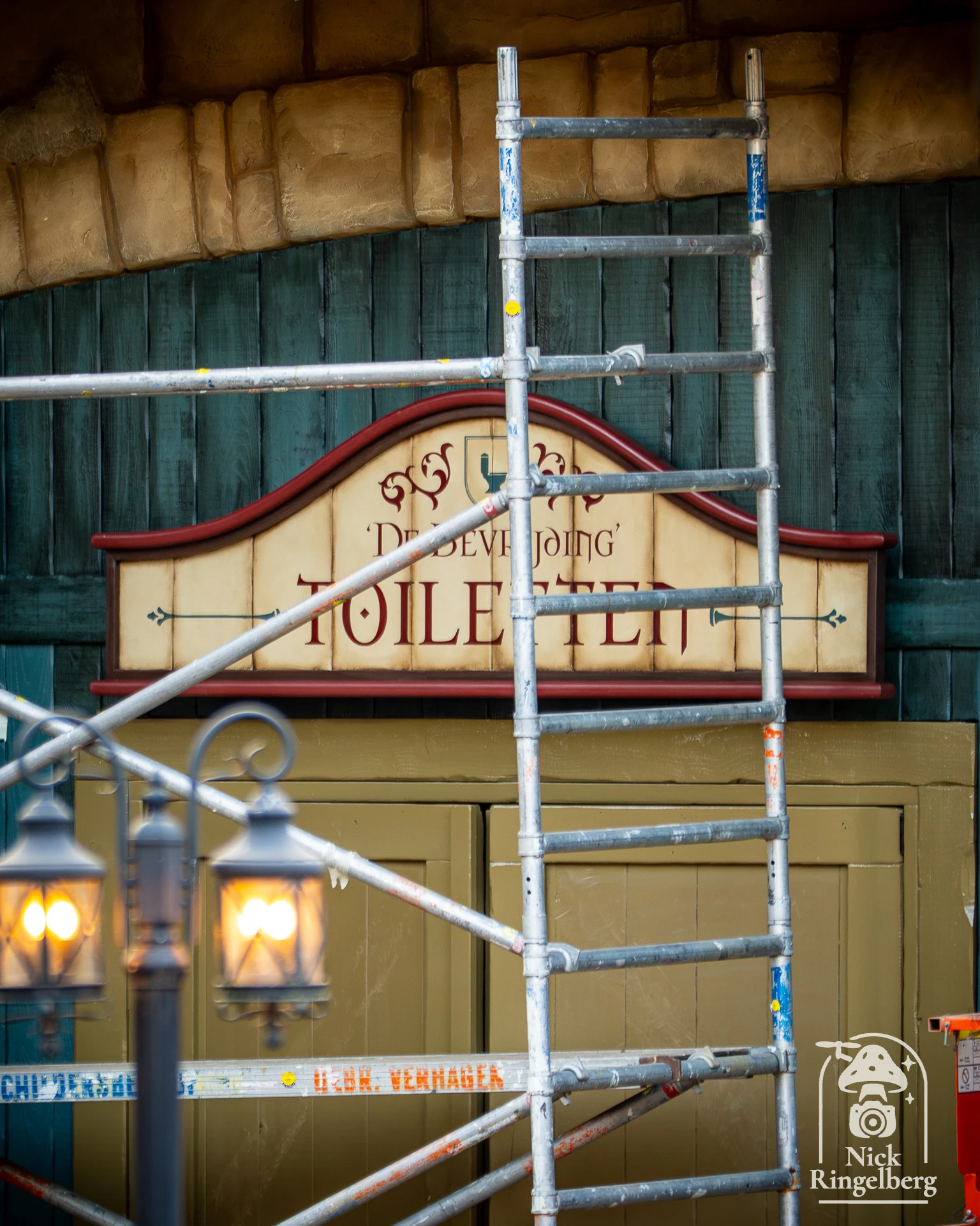 De Bevrijding Toiletten en Ravenring details. #efteling #kleineboodschap #themeparks
