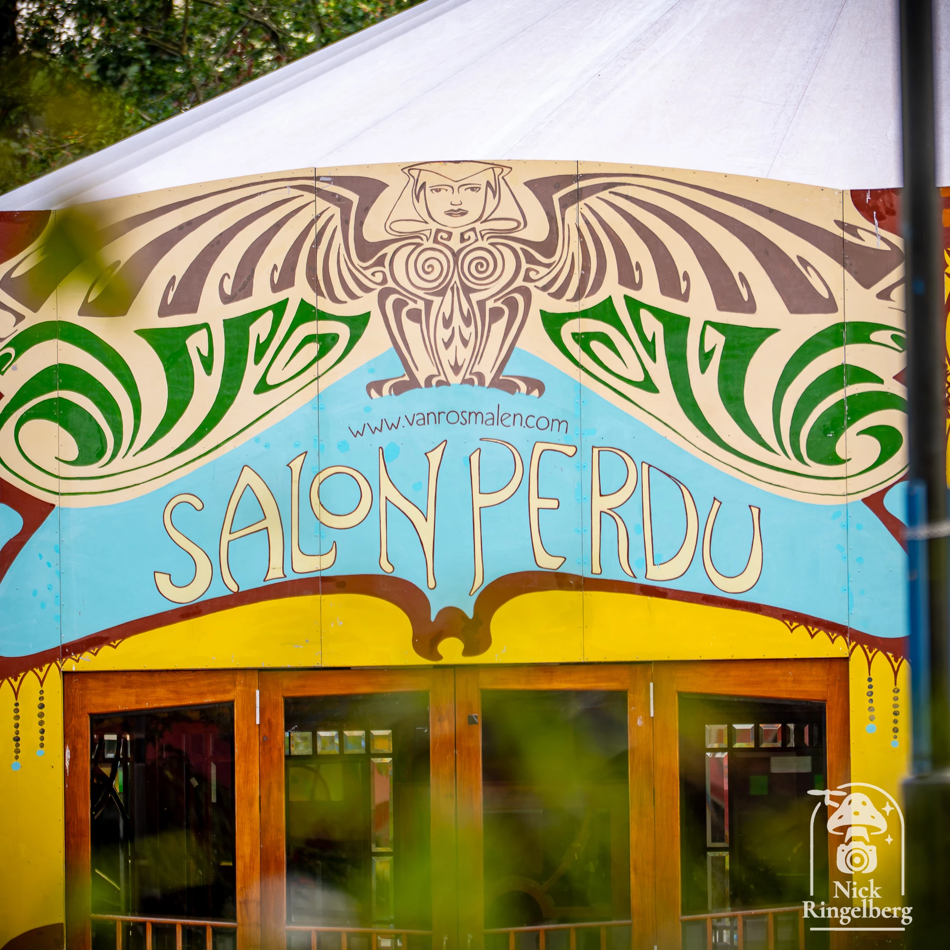 Een spiegeltent voor de winter Efteling. Hopelijk zet de Efteling er nog een ander frontje voor. Dit is niet echt stiefmoeder show-waardig... of juist wel? #efteling #themeparks #winterefteling