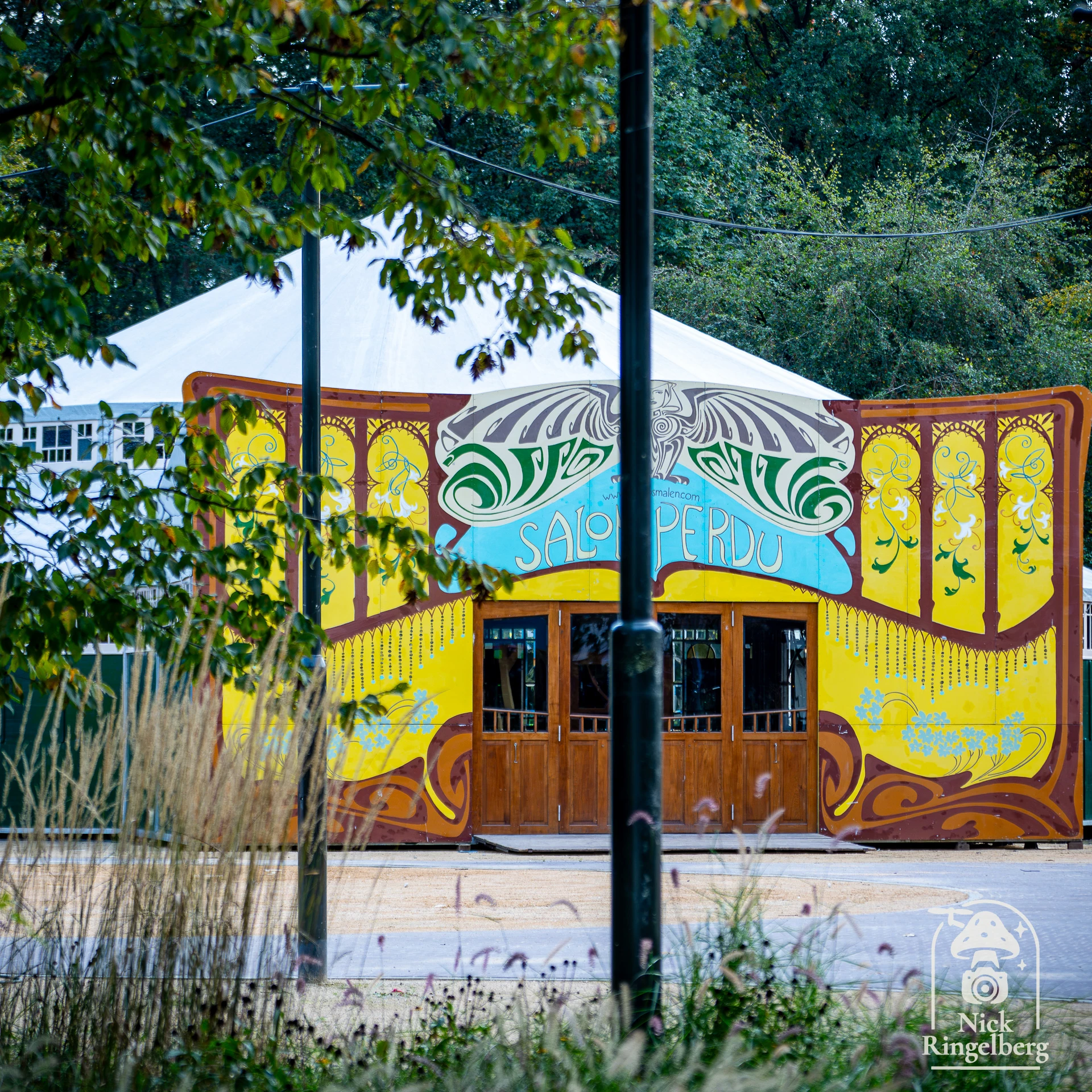 Een spiegeltent voor de winter Efteling. Hopelijk zet de Efteling er nog een ander frontje voor. Dit is niet echt stiefmoeder show-waardig... of juist wel? #efteling #themeparks #winterefteling