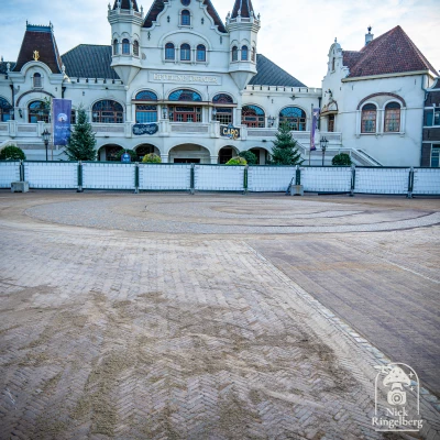 De Efteling-E ligt er weer! Ik had eigenlijk wel wat meer afval verwacht bij het salderen van de grond. Het lijkt allemaal zó snel te gaan en ik zie er verder maar weinig tussen zitten.

Of is de grond vooral vervuild doordat hij er al zo lang ligt?

