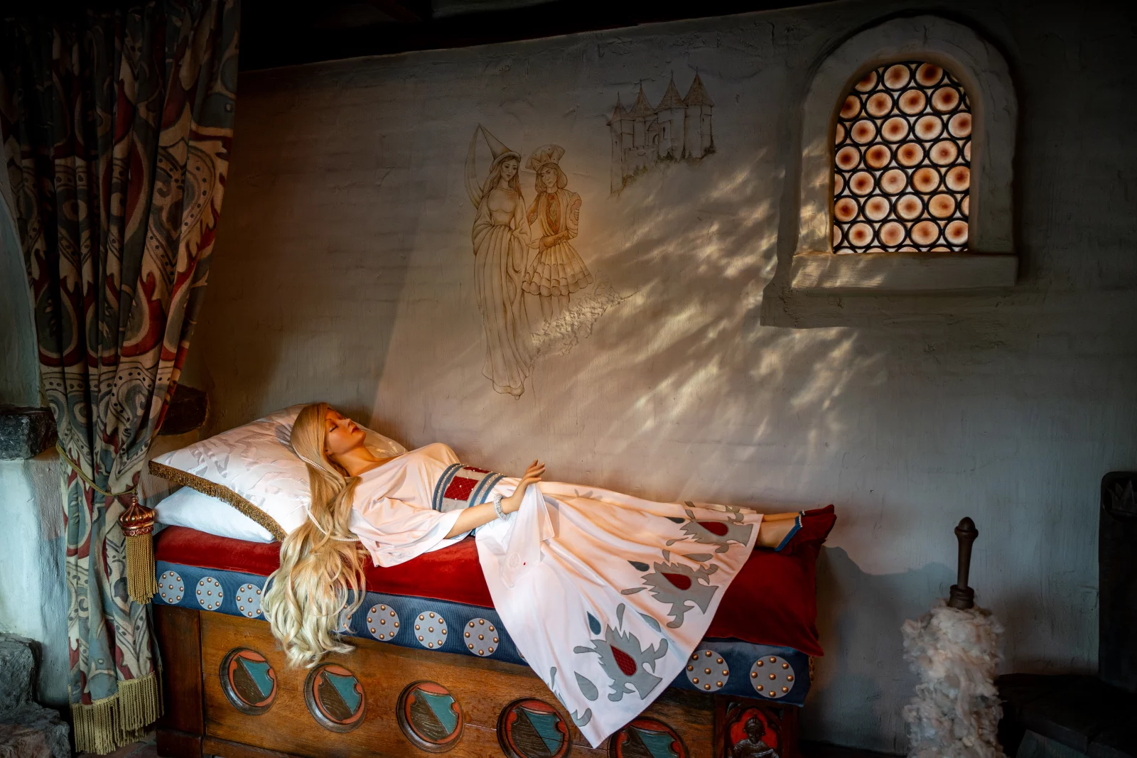 Slapende Doornroosje in haar nieuw kasteeltje