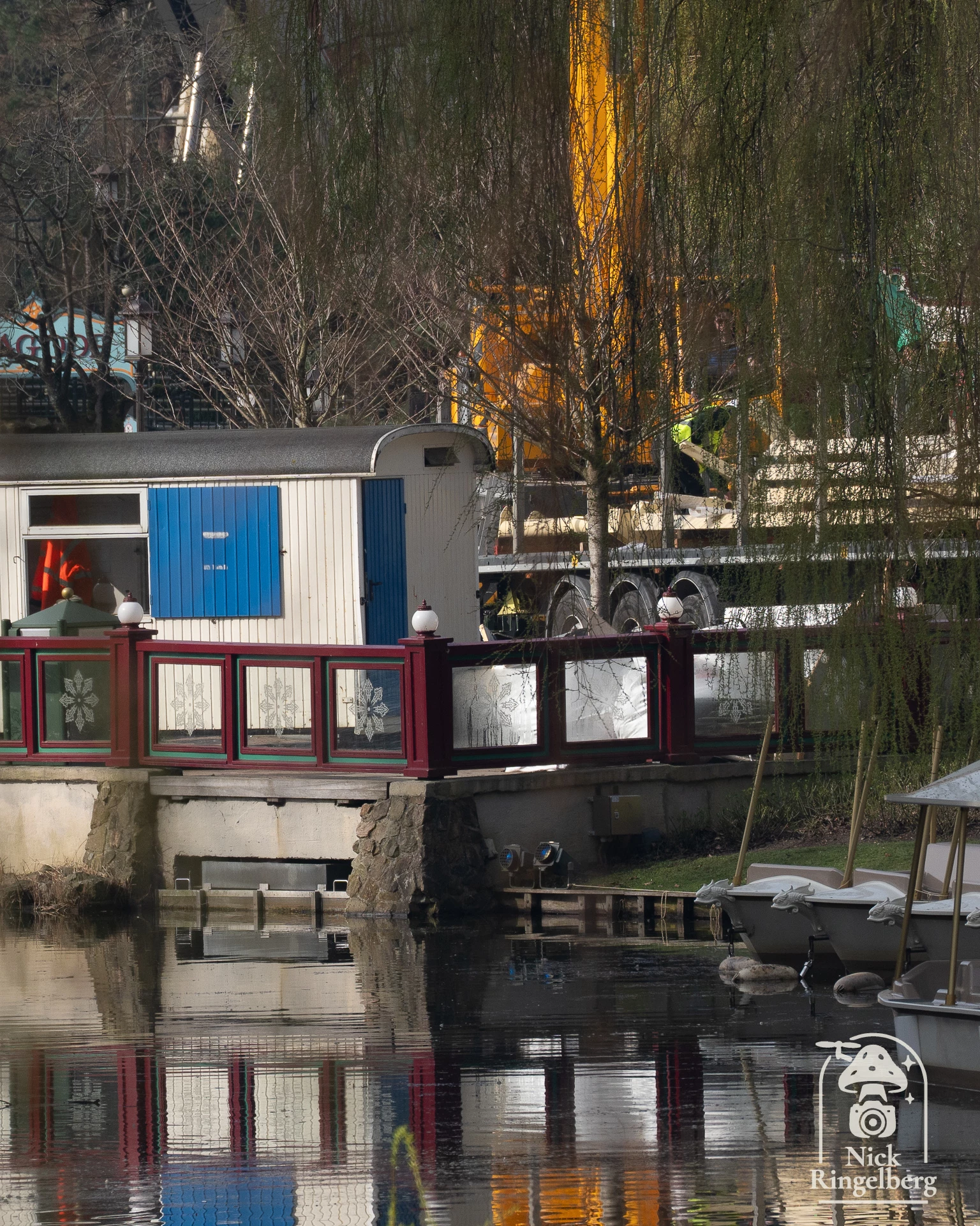 Vandaag hebben ze nieuwe palen geplaatst voor de overkapping boven de vlonder van de Gondoletta bootjes. Best wel hoge palen en een flinke klus! #efteling #gondoletta #themeparks
