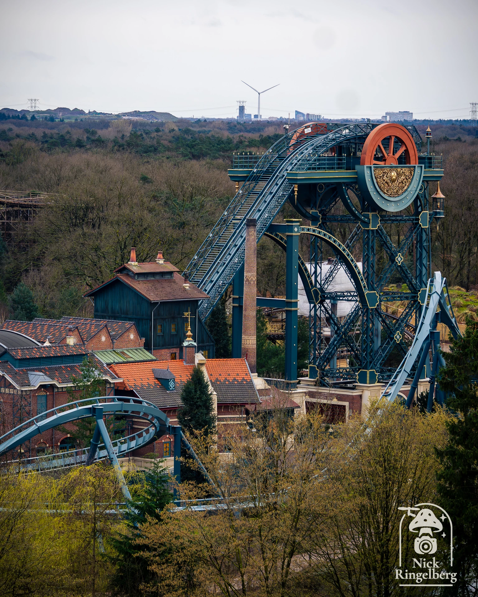 Ik ben benieuwd wat ze bij Baron1898 moeten repareren. Er is namelijk een flink stuk vrij gegraven. De achtbaan blijft nog een paar weken dicht en er liggen al steigers klaar. #efteling #baron1898 #themeparks #coaster #rollercoaster