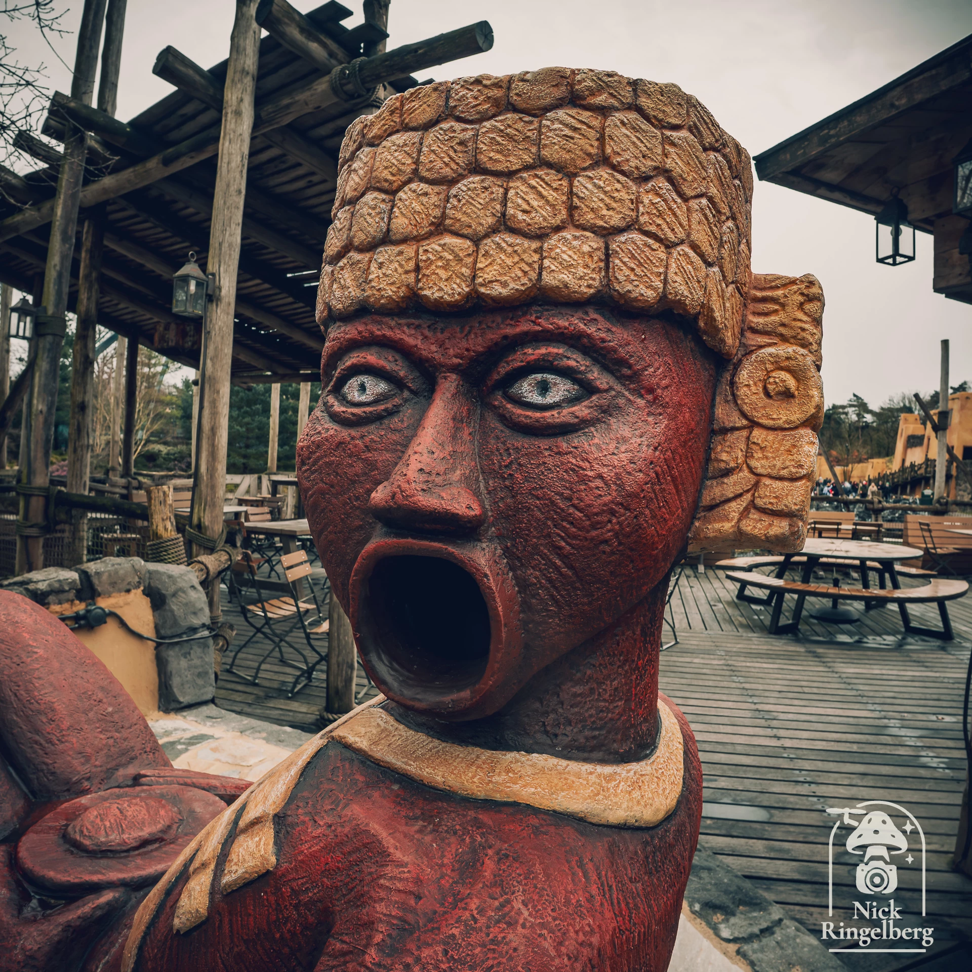 Imka Gijs doet het weer. Ik ben wel benieuwd of de medewerkers in het verkooppuntje er blij mee zijn.... staat erg hard en het is een erg kort loopje 😱 #efteling #gijs #themeparks