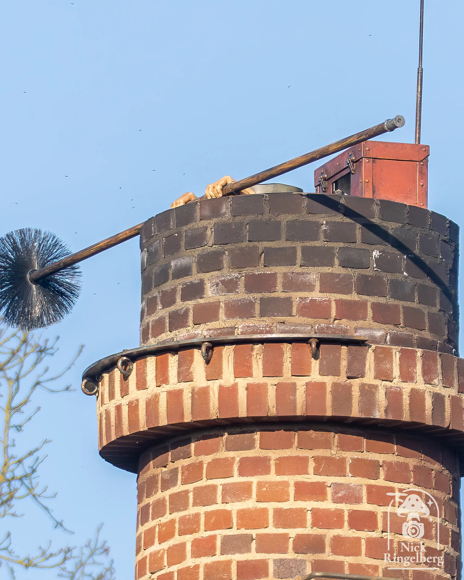 Bouwupdate bij de Droptorens hooghmoed. Er zit iemand in de schoorsteen!! 😱❤️ #efteling #hooghmoed #themeparks #bouwupdate #brabant