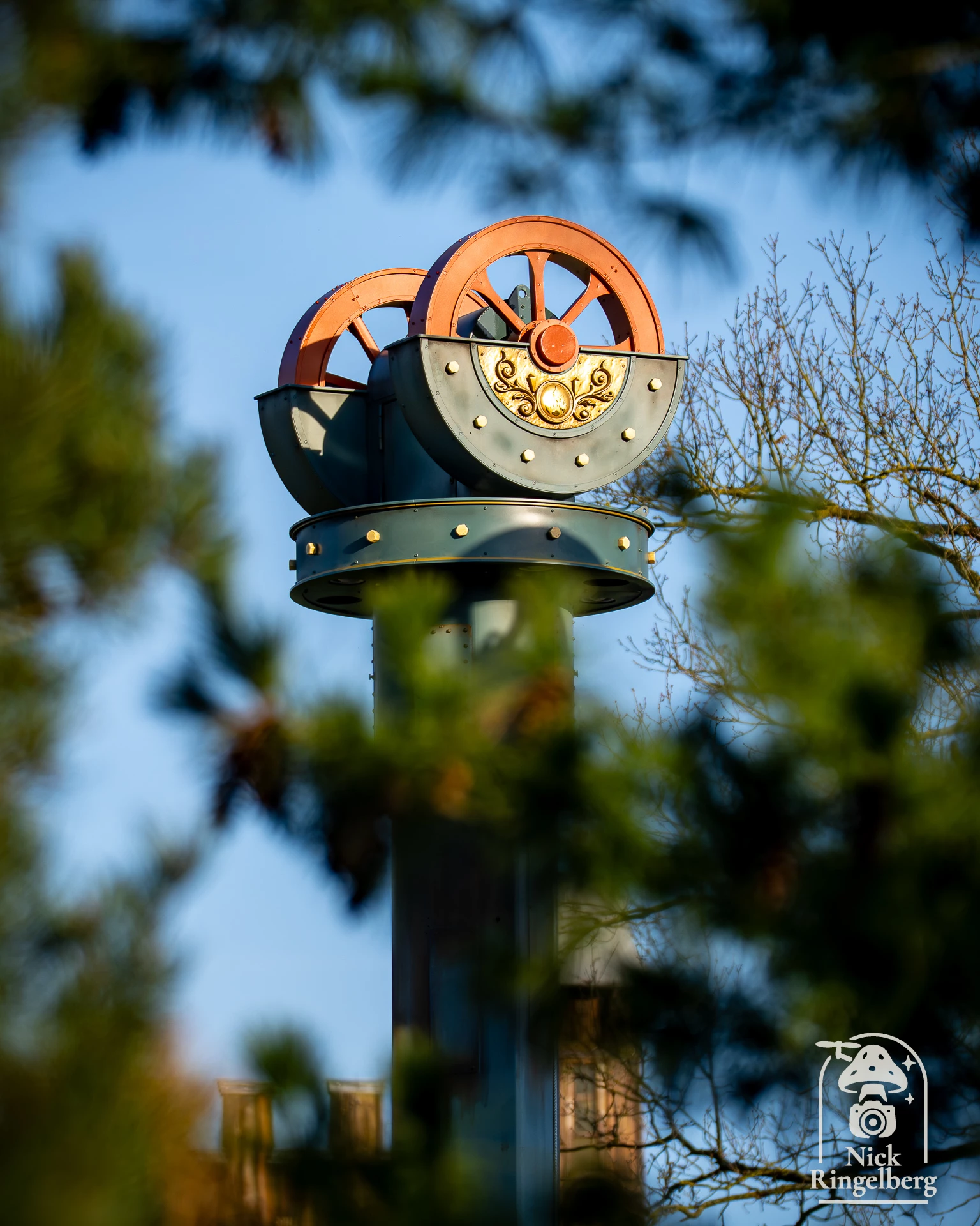 Bouwupdate bij de Droptorens hooghmoed. Er zit iemand in de schoorsteen!! 😱❤️ #efteling #hooghmoed #themeparks #bouwupdate #brabant