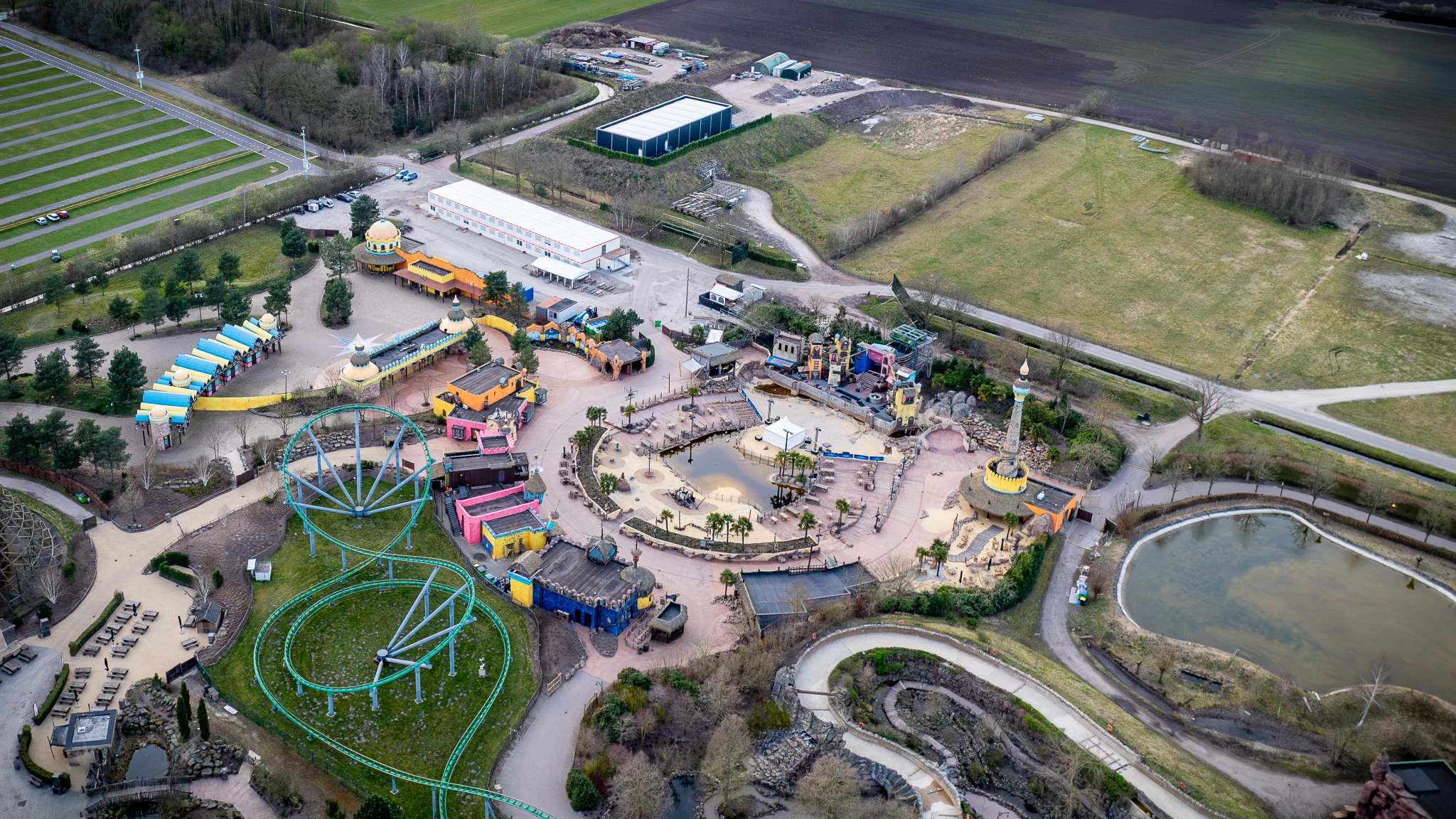 We hebben de ontwerptekening van Toverland over een dronefoto gelegd, zodat je beter ziet hoe het aansluit. #Toverland #ontwerptekening #dronefoto #luchtfoto #themeparks #limburg