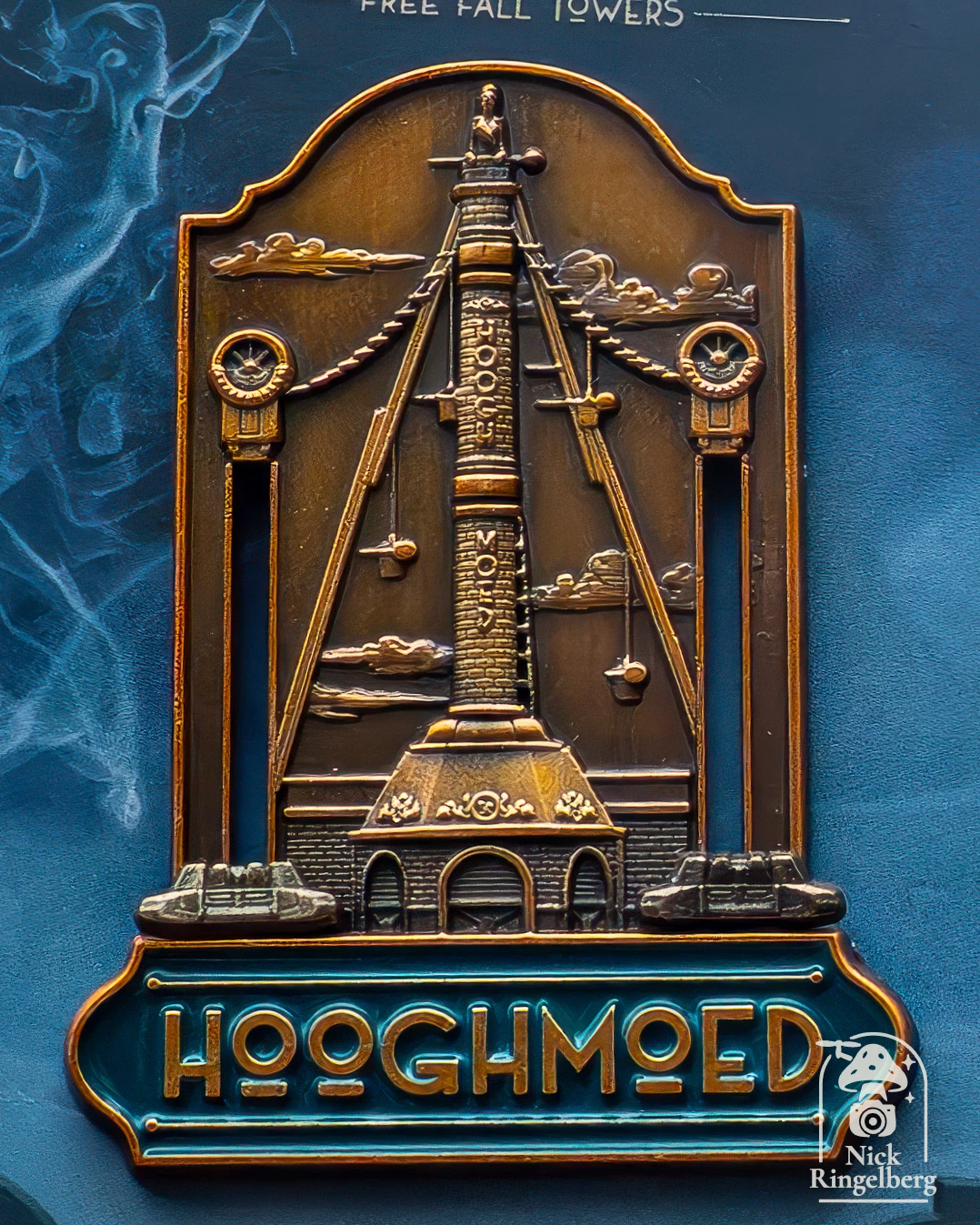 Hooghmoed pin! Een medewerkster wilde me wel helpen bij de foto ❤️🥳 De pin mist wel nog 1 torentje. 😱😄 #efteling #hooghmoed #themeparks