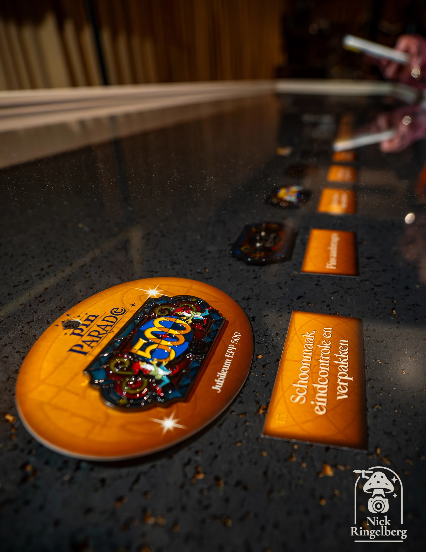Jochem ontwerpt al sinds 2008 pins voor de Efteling en werkt alweer aan toekomstige pins. Extra leuk dat hij even op de foto wilde en mensen van “kantoor” krijg ik niet vaak voor de lens. En wat was de zaal van de pinbeurs mooi! #Efteling