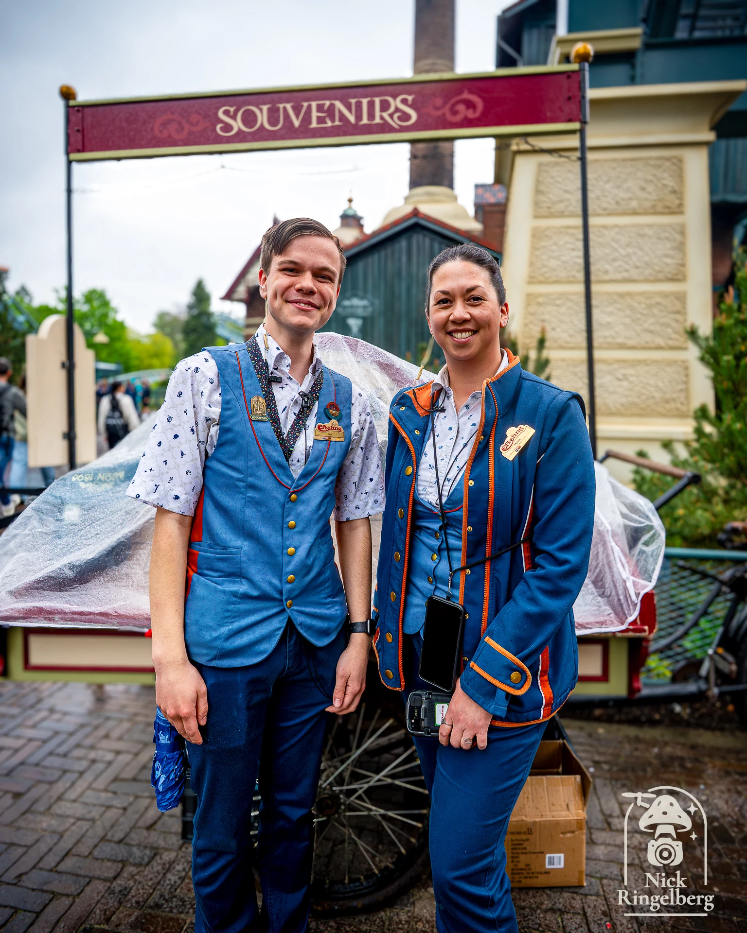 In weer, wind en regen stonden ze de Hooghmoed pins te verkopen. Tussen het werk door hadden ze een momentje voor een leuke foto. #efteling #werkenbijefteling #themeparks #hooghmoed