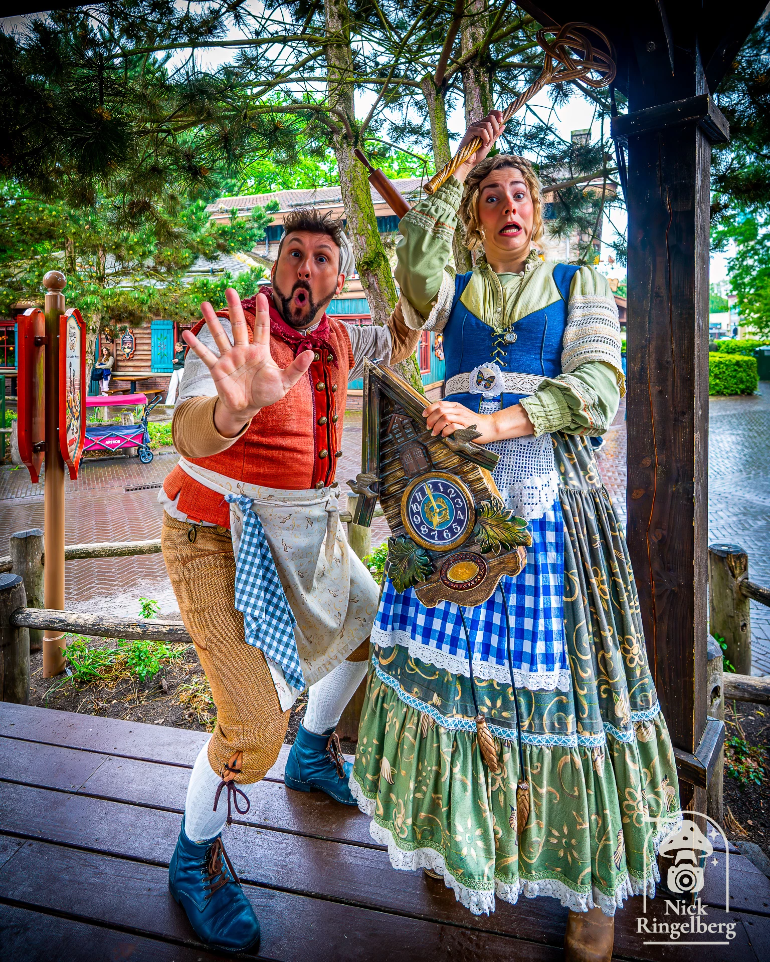 De Efteling 😱❤️😄 Verzin een leuke onderschrift voor de foto van de Bakker en zijn Buurvrouw #efteling #themeparks #pretpark #brabant