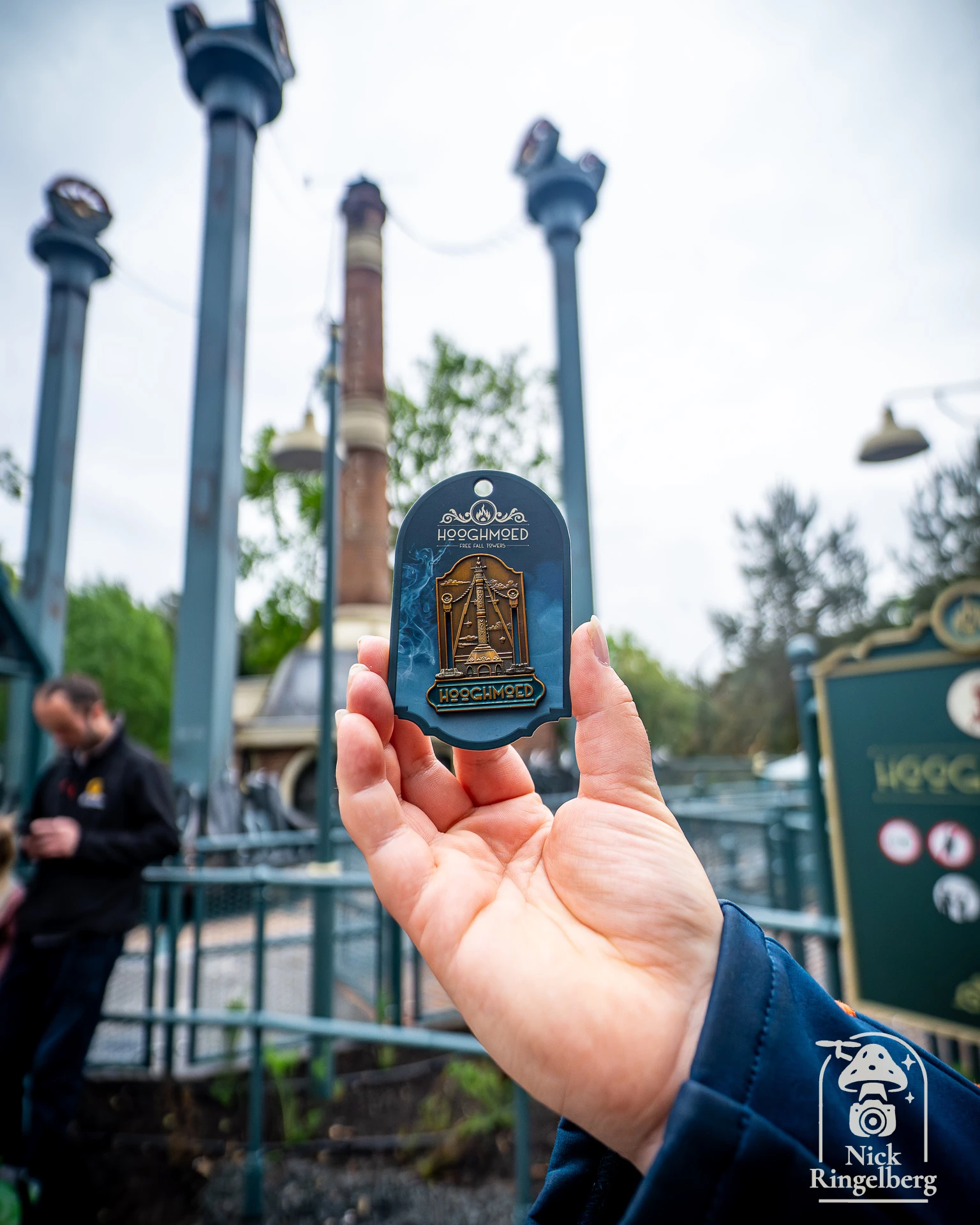 Hooghmoed pin! Een medewerkster wilde me wel helpen bij de foto ❤️🥳 De pin mist wel nog 1 torentje. 😱😄 #efteling #hooghmoed #themeparks