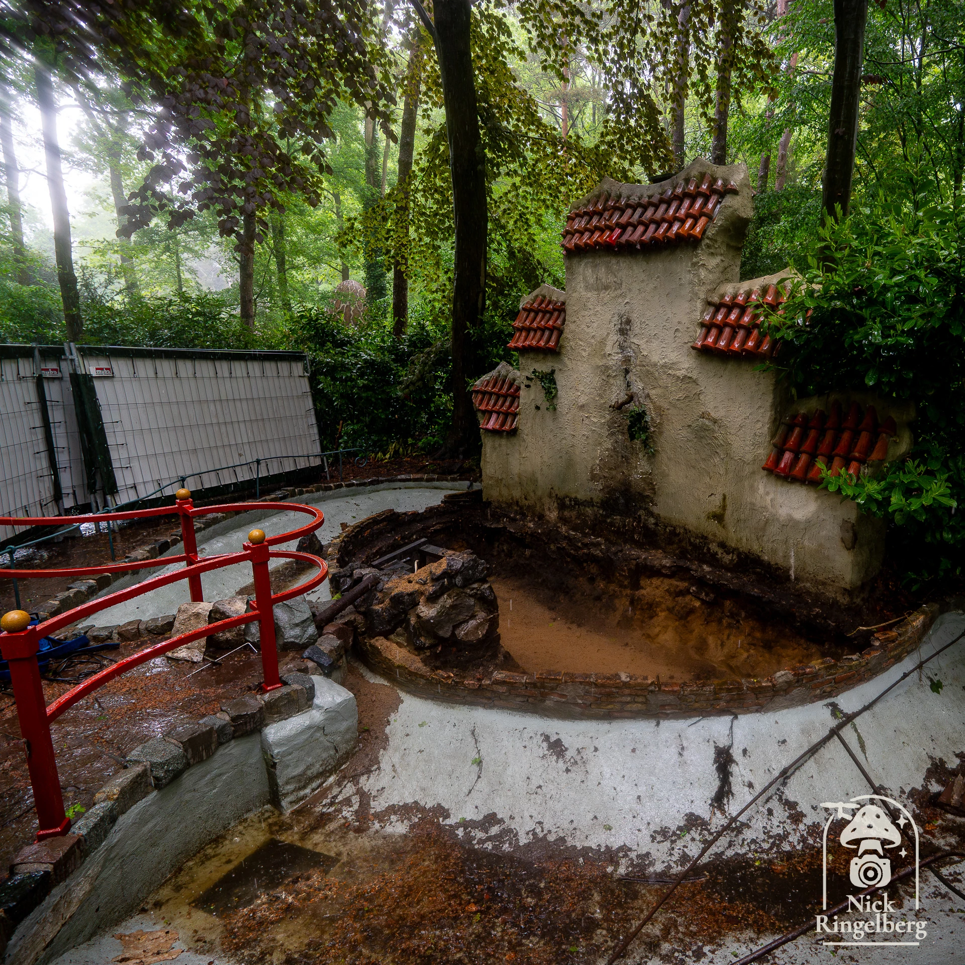 Breaking: draak verslagen door de onderhoudsploeg. 😄 #Efteling #Sprookjesbos #Onderhoud #pretpark