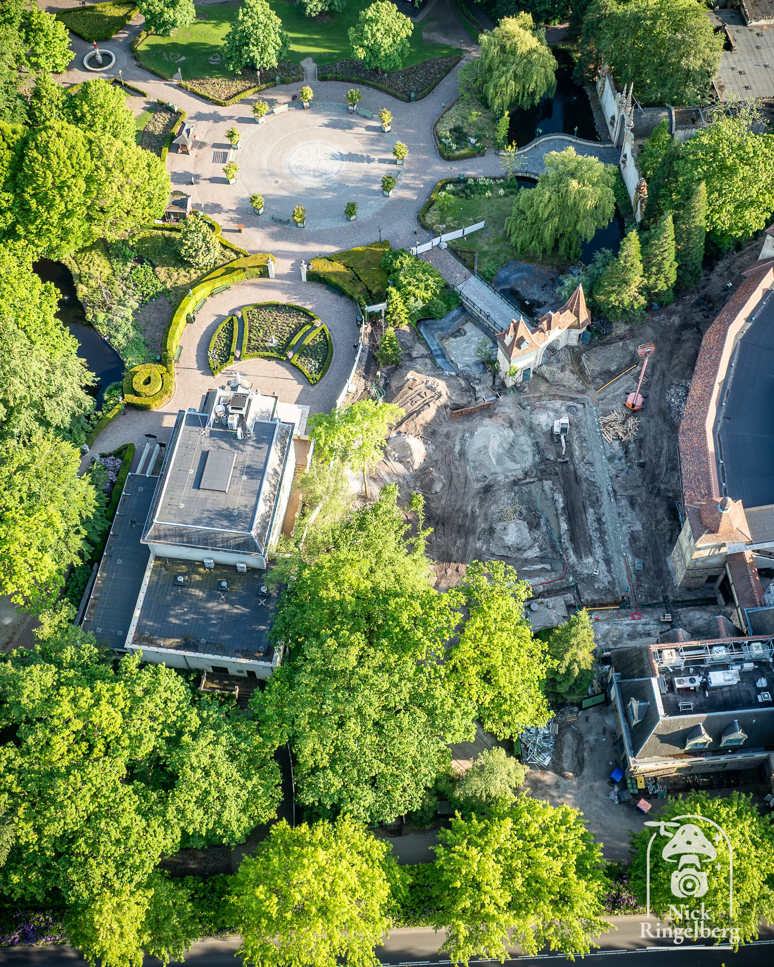 Bouwupdate nieuwe attractie bij Raveleijn #efteling #raveleijn #bouwupdate #themeparks #drone
