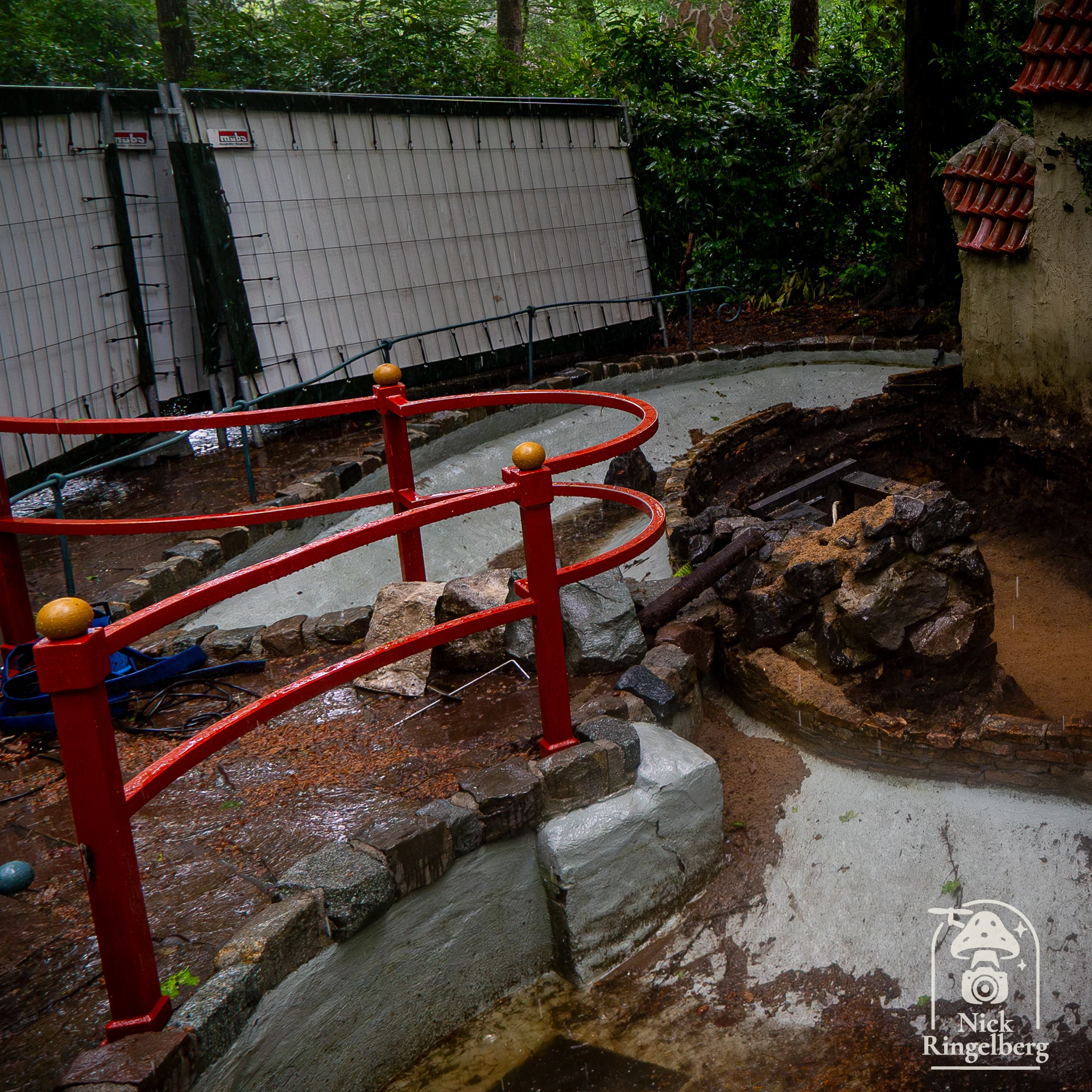 Breaking: draak verslagen door de onderhoudsploeg. 😄 #Efteling #Sprookjesbos #Onderhoud #pretpark