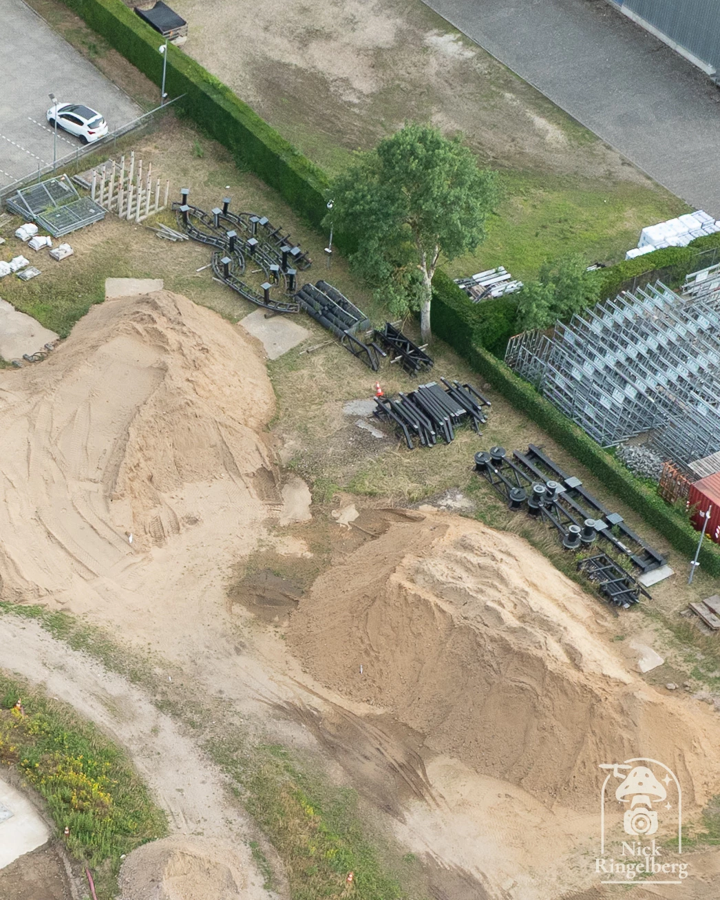 Vekoma is druk bezig met hun nieuwe hal #vekoma #coaster #themeparks #limburg