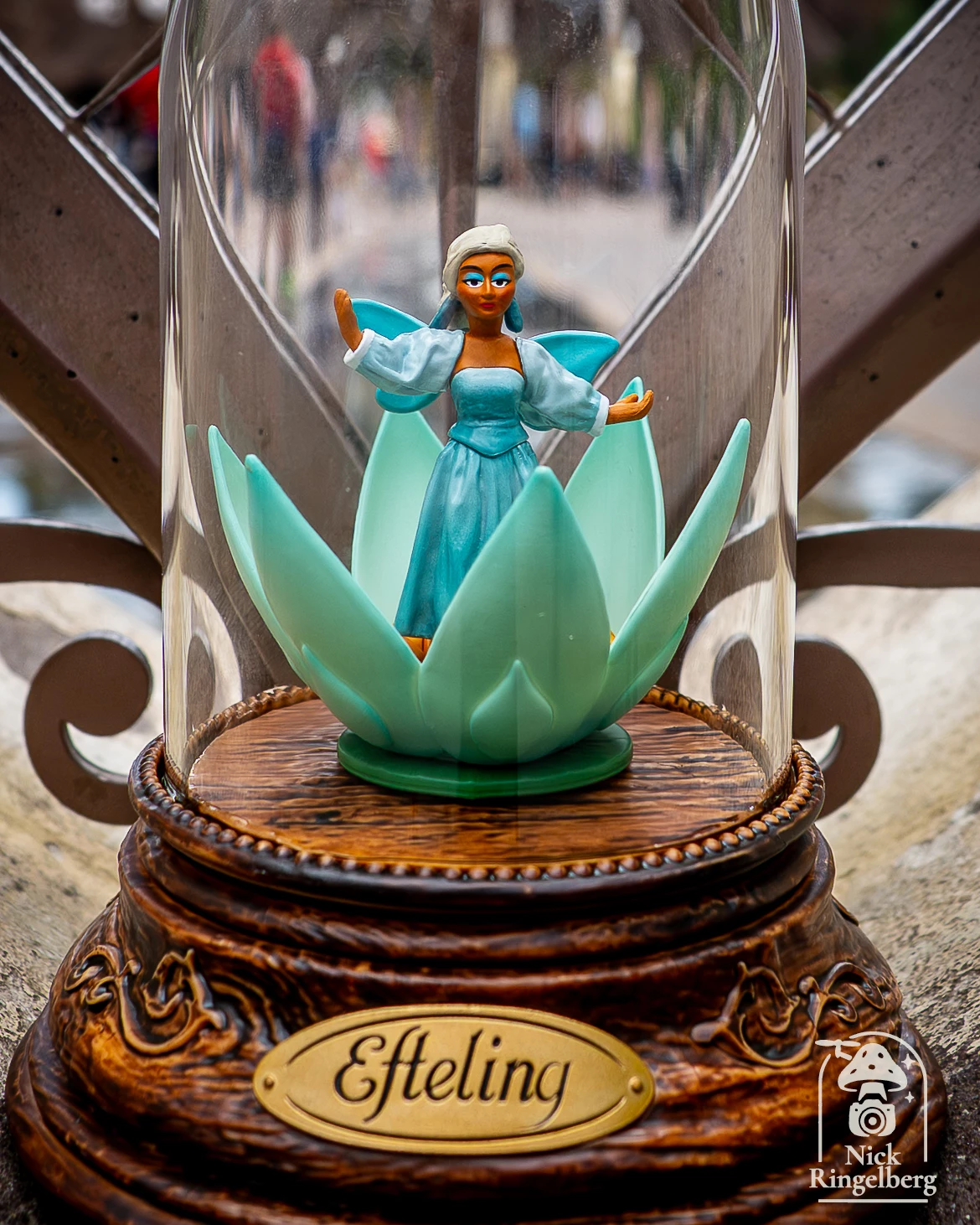Dit elegante blonde fee’tje uit de Indische Waterlelies is het premium cadeau bij je Efteling-abonnement van 2026. Aan die blik te zien is haar parkeerabonnement alleen al stopgezet. #efteling