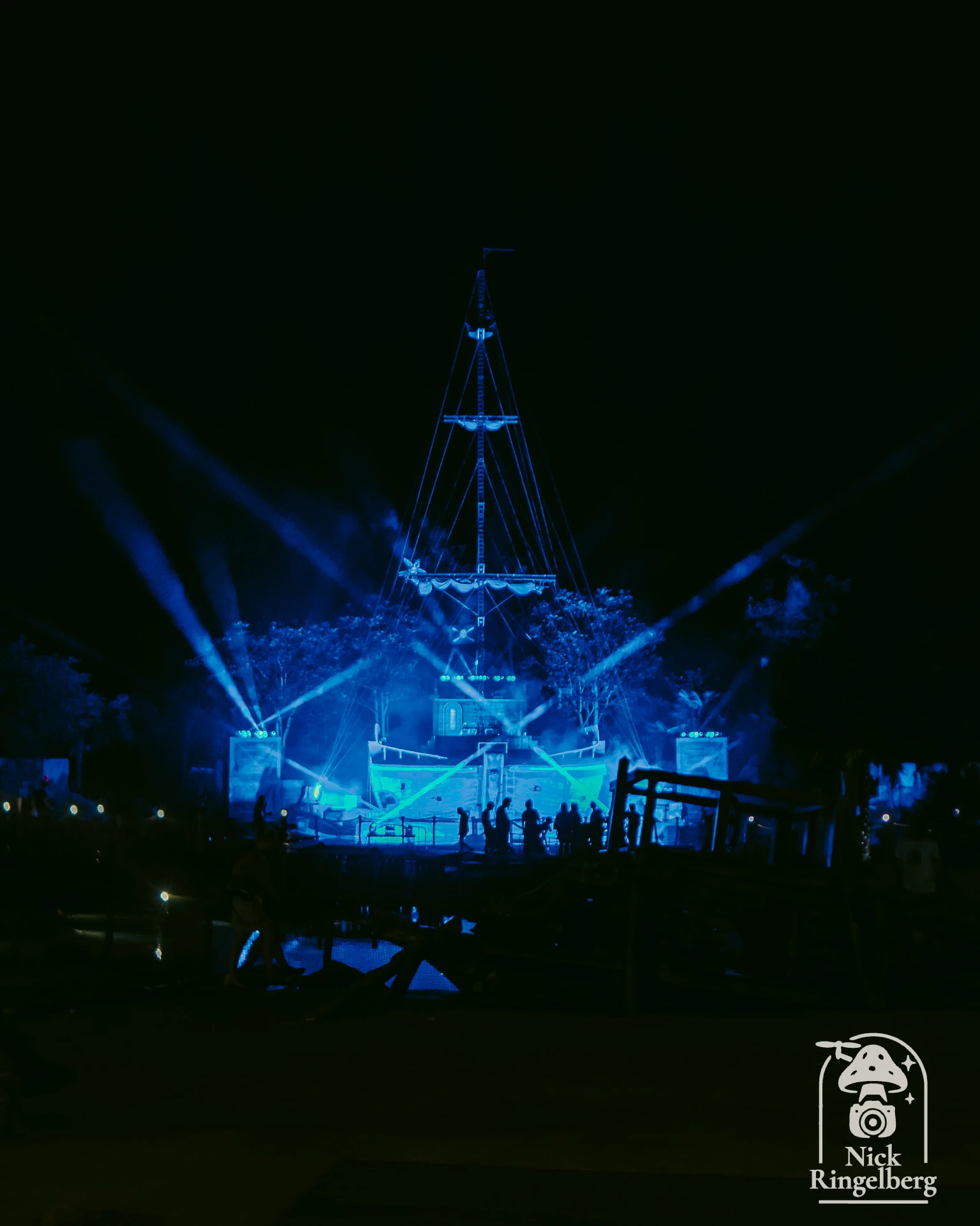Deze medewerker stond er heel de dag met een glimlach! En nog enkele foto's van Toverland 25 jaar #toverland #werkenbijtoverland #toverland25 #themeparks