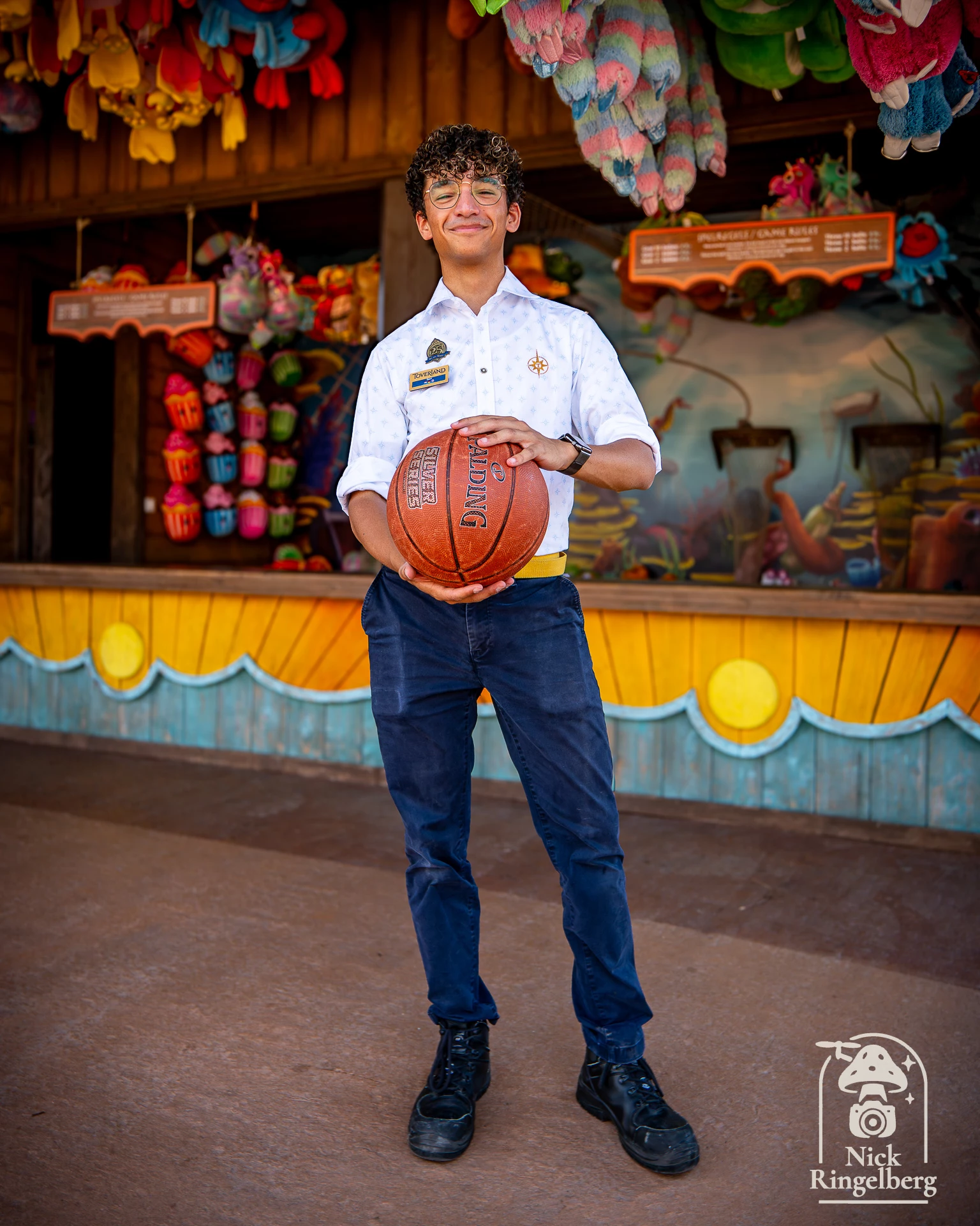 Deze medewerker stond er heel de dag met een glimlach! En nog enkele foto's van Toverland 25 jaar #toverland #werkenbijtoverland #toverland25 #themeparks