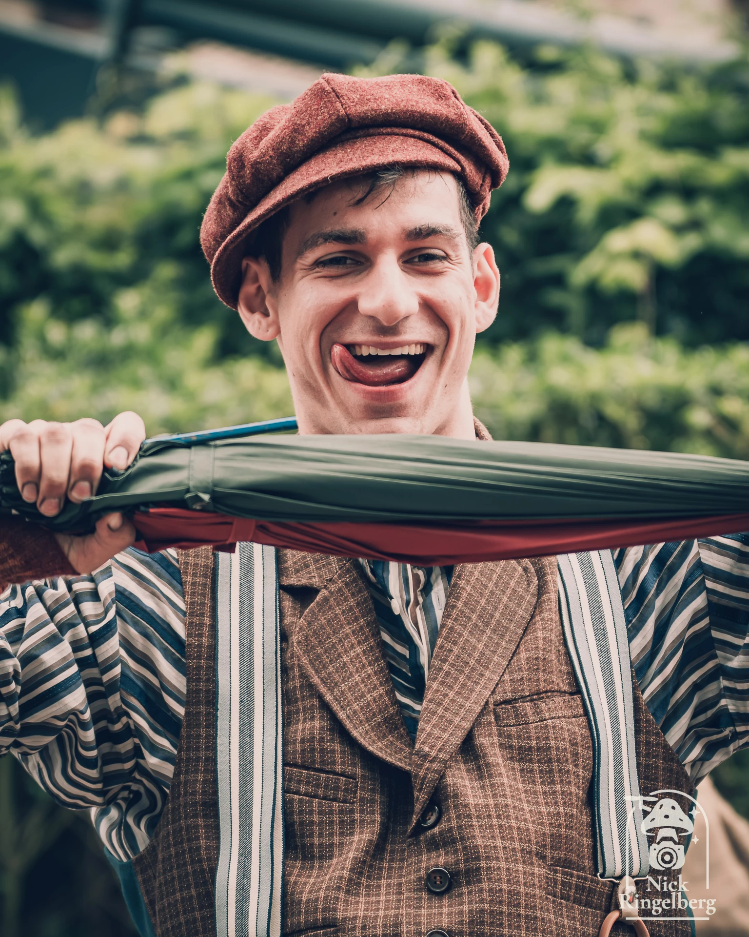 Extra! Extra! Bij Hooghmoed lopen de nieuwsverkopers rond op zoek naar sappige weetjes, roddels en natuurlijk goud. #Efteling #Hooghmoed #Baron1898 #EftelingFotografie #ThemeparkPhotography