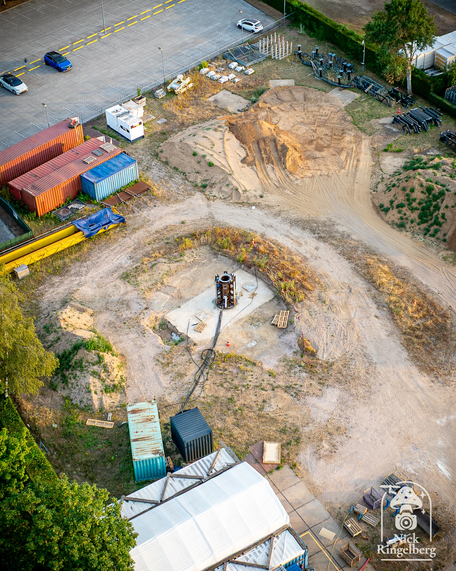 Ravenring middelste kolom. Deze staat op het terrein bij Vekoma. En de nieuwe loods schiet ook al erg op! #efteling #vekoma #ravenring #themeparks