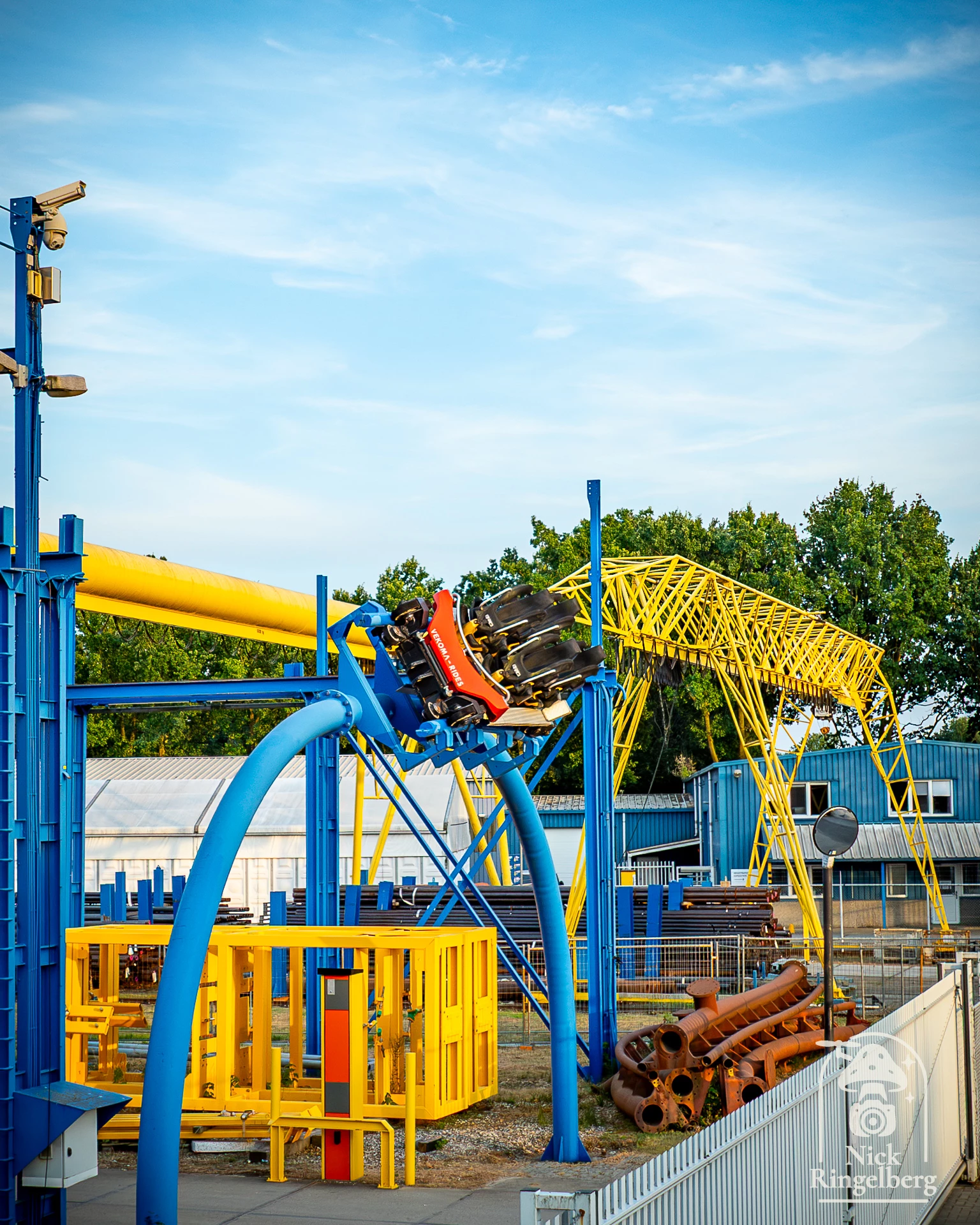 Ravenring middelste kolom. Deze staat op het terrein bij Vekoma. En de nieuwe loods schiet ook al erg op! #efteling #vekoma #ravenring #themeparks