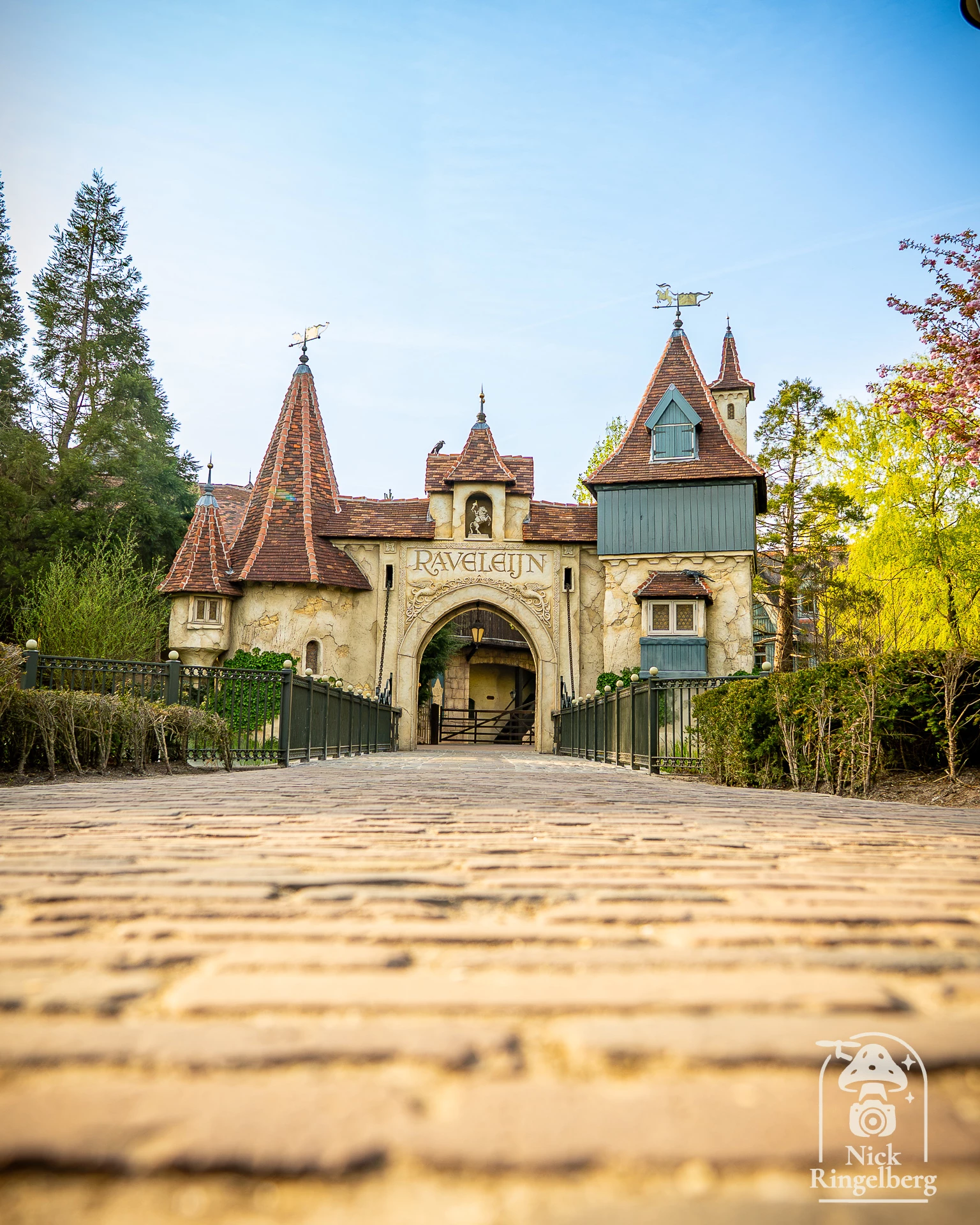 Wie heeft er al zin om weer onder de poort te kunnen lopen van Raveleijn? #Efteling #themeparks #raveleijn