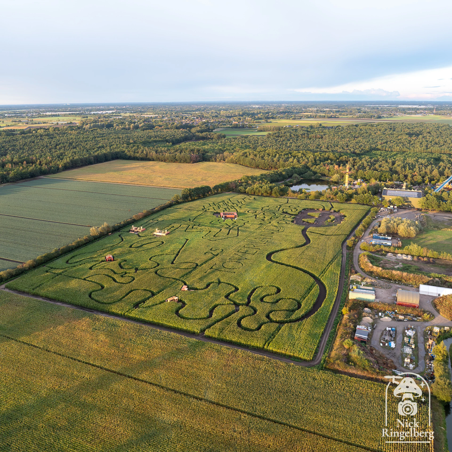 Schuift Halloween in Toverland dit jaar weer? Wordt het pompoenveld verplaatst en komt hier overdag een mini-kinderdoolhof? En verhuist Cirque naar het veldje waar deze zomer Hans met zijn tent stond? #Toverland #Halloween