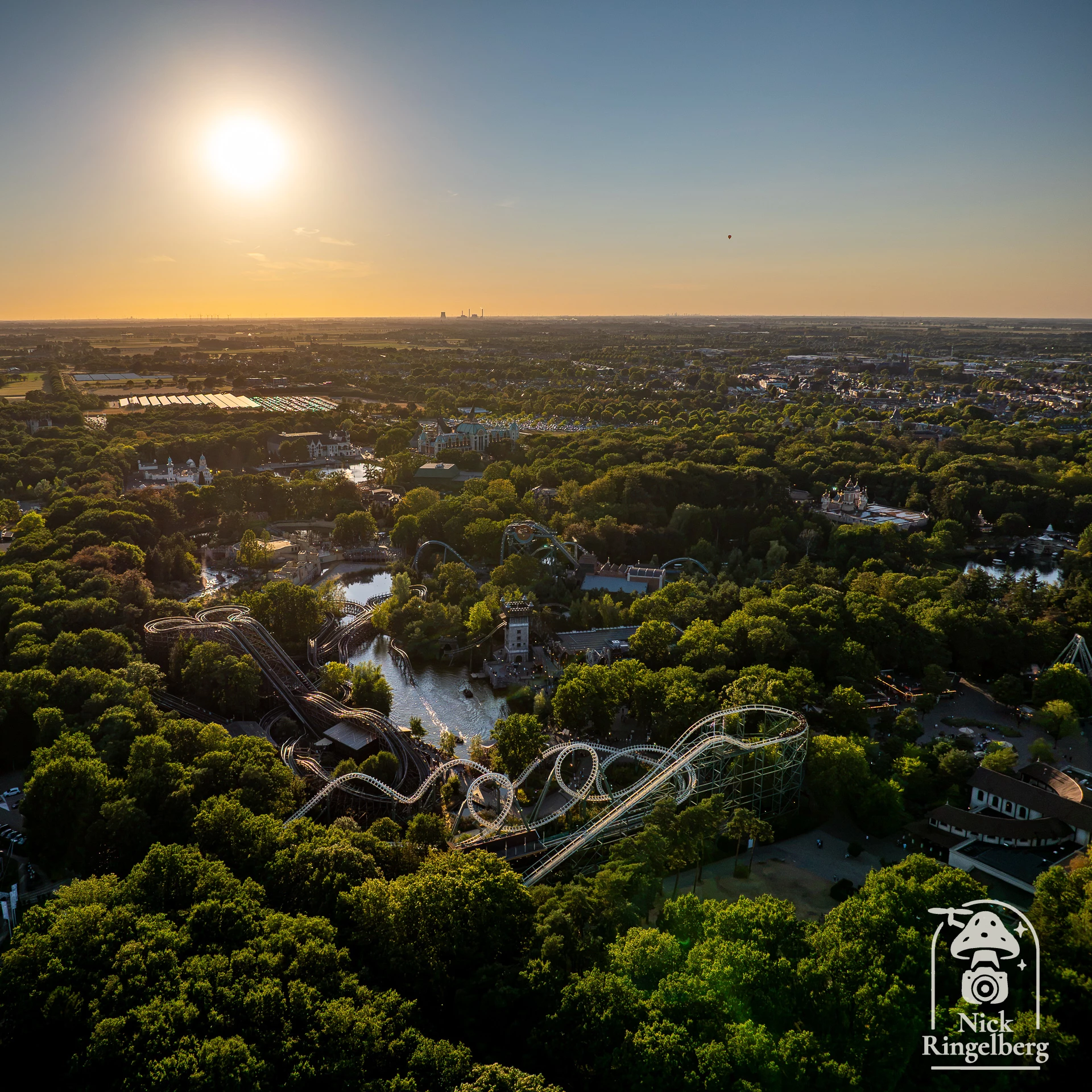 De Efteling is ook mooi van boven 😱❤️
Vertel mij je favo plekje in de wereld van de Efteling en ik ga een fotowalk maken op jullie suggesties.

#efteling #themeparks #brabant #love #fotowalk