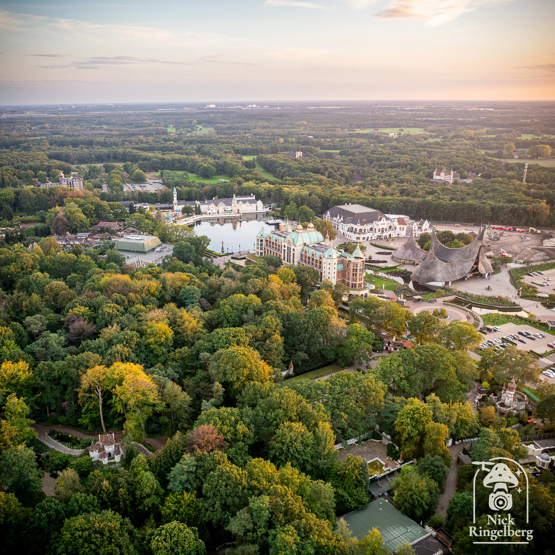 De Efteling is ook mooi van boven 😱❤️
Vertel mij je favo plekje in de wereld van de Efteling en ik ga een fotowalk maken op jullie suggesties.

#efteling #themeparks #brabant #love #fotowalk