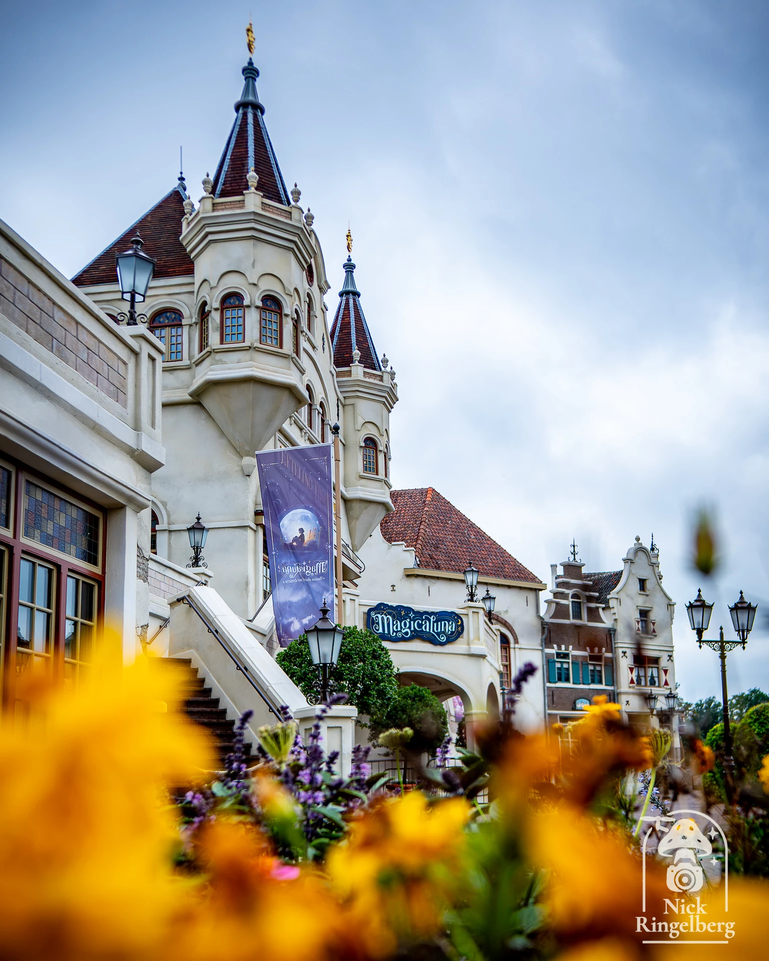Bijna 9.000 mensen die hier inmiddels meekijken met mijn foto's, video's en alles rondom de Efteling en pretparken. Best een bijzonder aantal eigenlijk.

Nog een klein stukje te gaan naar de 9.000.

Waarom volg jij mij eigenlijk?

#efteling #eftelin