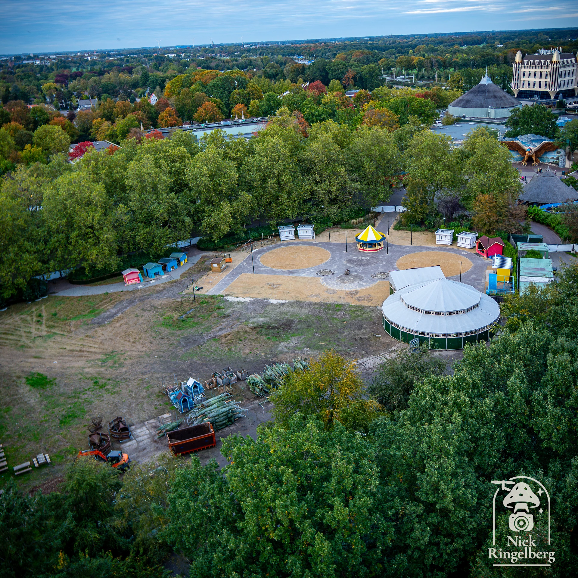 Een spiegeltent voor de winter Efteling.

Hopelijk zet de Efteling er nog een ander frontje voor. Dit is niet echt stiefmoeder show-waardig... of juist wel?

#efteling #themeparks #winterefteling