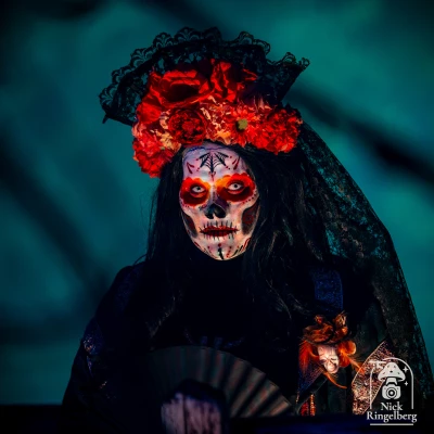 Halloween komt er weer aan!

De komende tijd ga ik weer kijken welke Halloween-events en avonden ik kan bezoeken én natuurlijk kan vastleggen met foto en video.

Van sfeervolle decoratie tot scare zones, shows en alles wat erbij hoort… ik heb er weer 