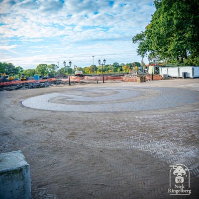 De Efteling-E ligt er weer! Ik had eigenlijk wel wat meer afval verwacht bij het salderen van de grond. Het lijkt allemaal zó snel te gaan en ik zie er verder maar weinig tussen zitten.

Of is de grond vooral vervuild doordat hij er al zo lang ligt?

